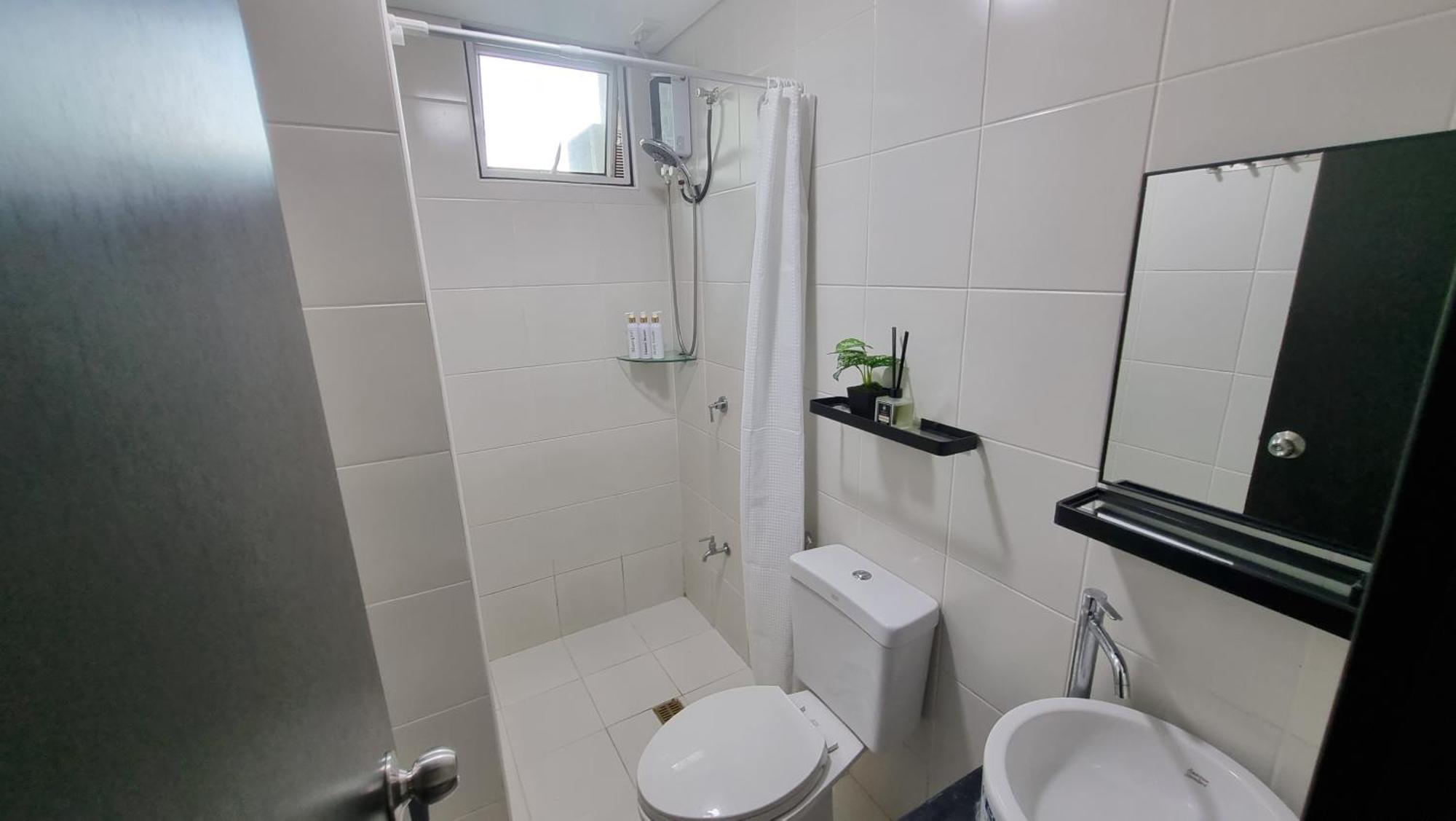 Apartment Spacious 2br San Lorenzo Place 4km Airport Manila