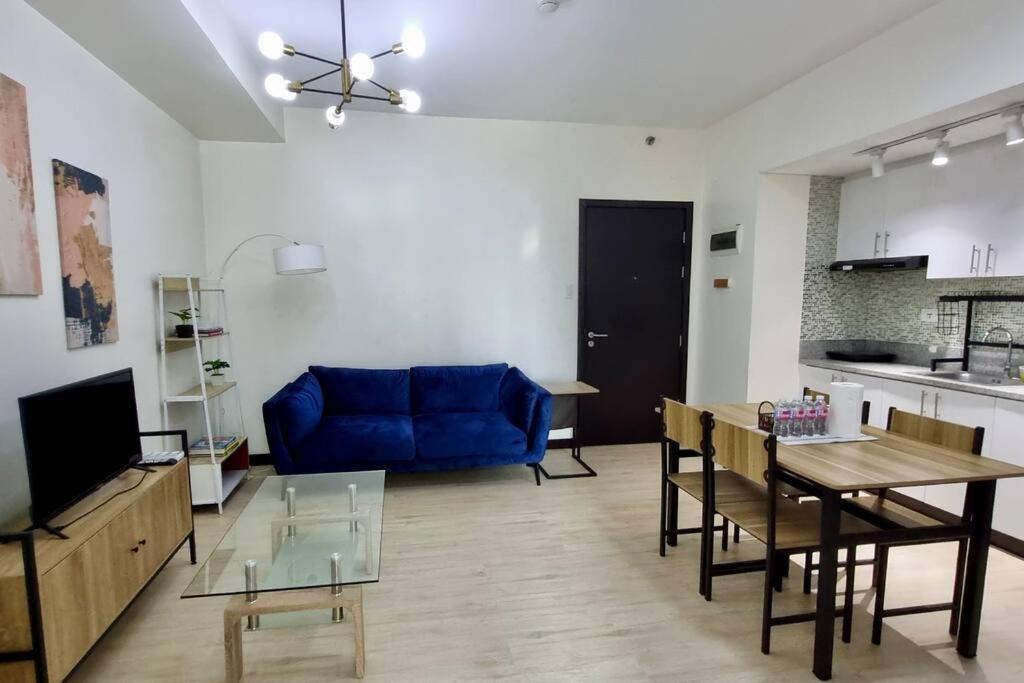 Spacious 2br San Lorenzo Place 4km Airport Manila